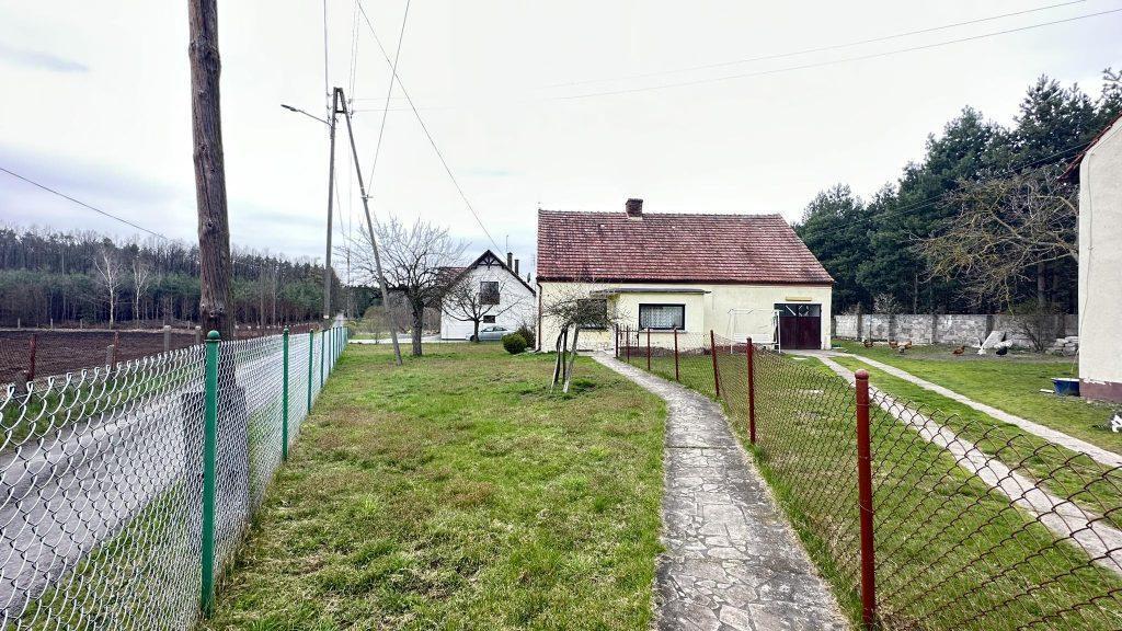Dwa domy z potencjałem w spokojnej okolicy