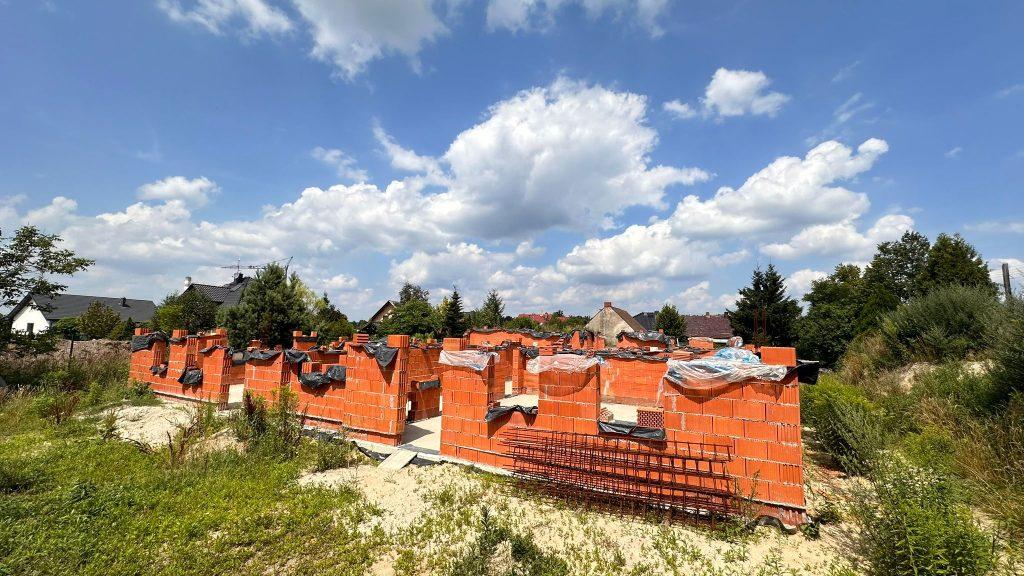 Działka z rozpoczętą budową w Czarnowąsach